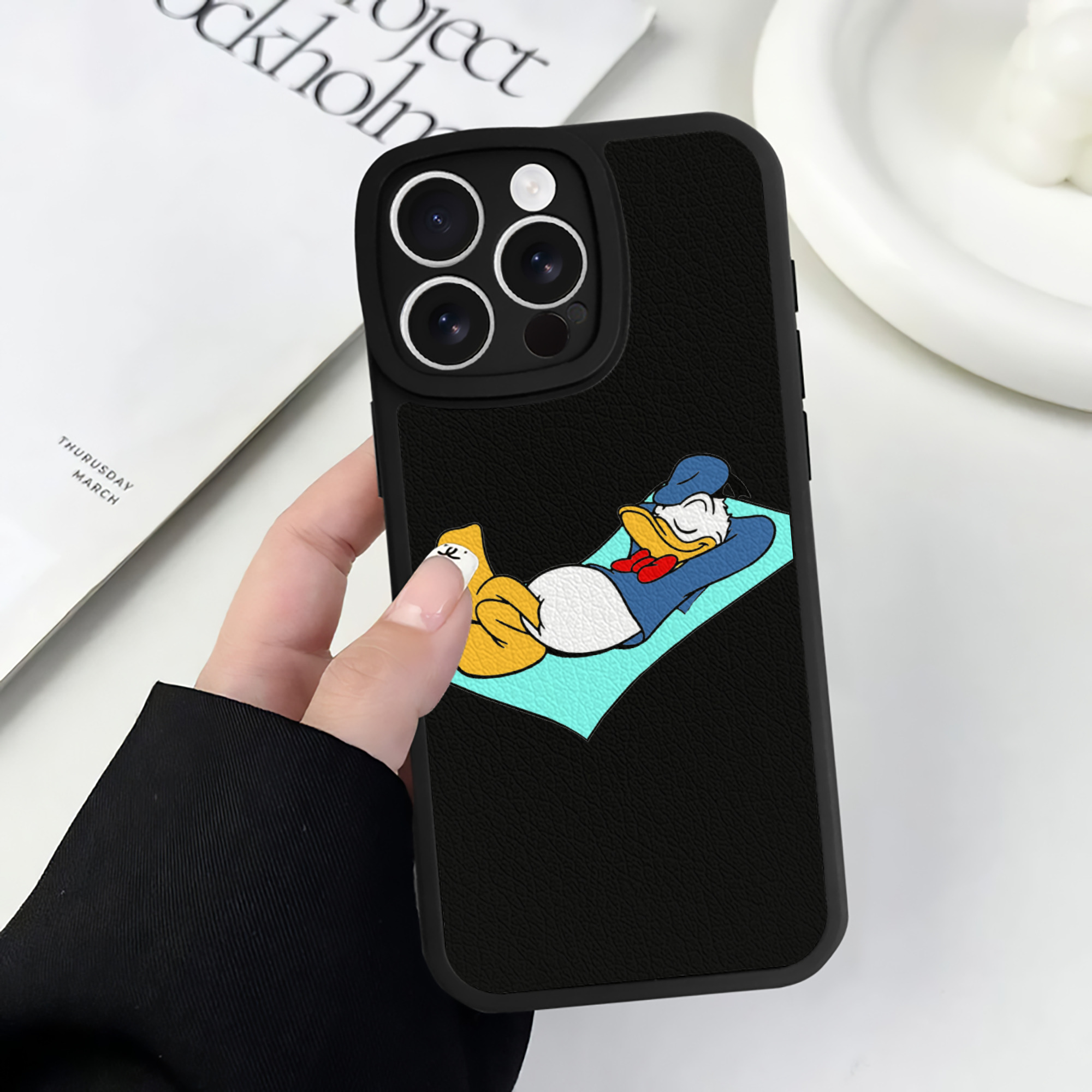 （画像用） ミッキーマウス Mickey Mouse 【iPhone 16シリーズ対応】シリコンスマホケース（レザー調） 材質：シリコン